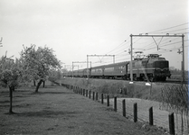 808551 Afbeelding van de electrische locomotief nr. 1209 (serie 1200) van de N.S. met trein 776 (Amsterdam-Köln) tussen ...